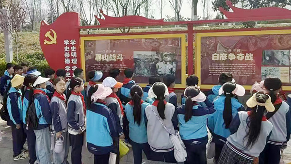 【山东平邑】实验小学第六校区引领学子走进自然拥抱春光(图1)