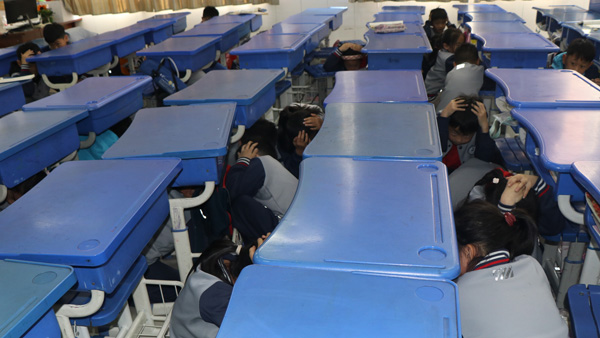 【山东平邑】实验小学第三校区成功举办防震逃生演练(图1)