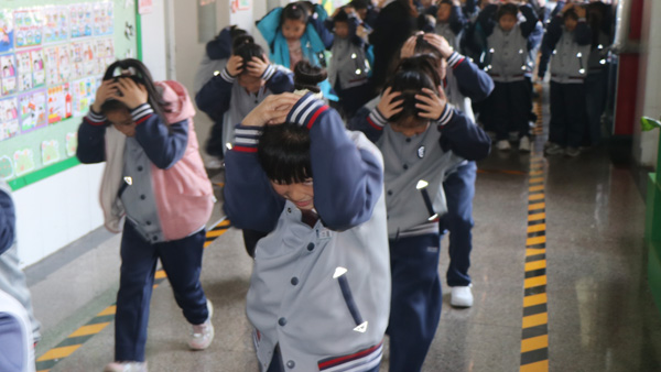 【山东平邑】实验小学第三校区成功举办防震逃生演练(图2)