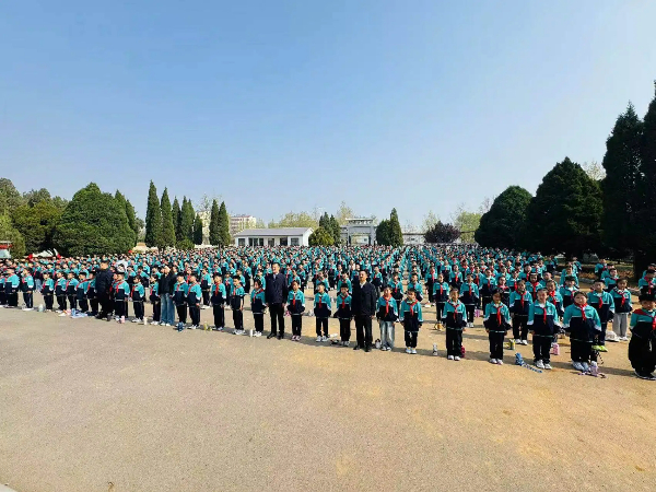 平邑县第四实验小学开展清明祭扫主题活动(图2)
