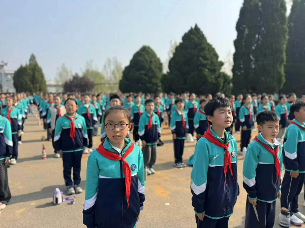 平邑县第四实验小学开展清明祭扫主题活动(图3)