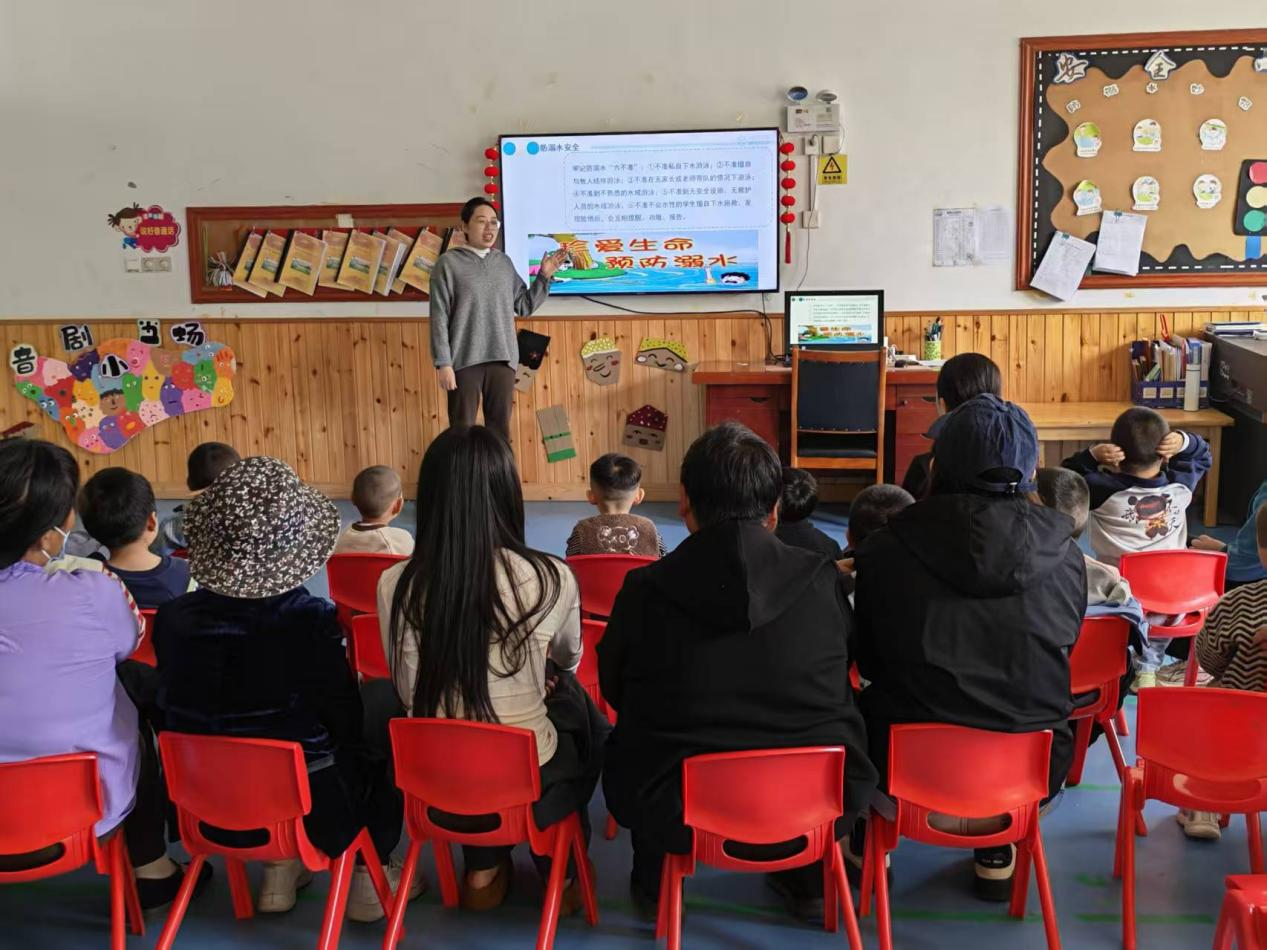 平邑县丰阳镇中心幼儿园开展清明节假期家长会(图3)
