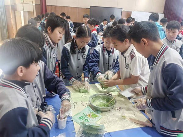 【山东平邑】实验小学第三校区开展“青团飘香忆清明”实践活动(图1)