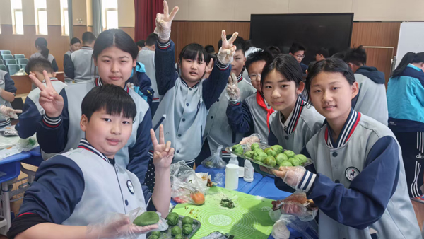 【山东平邑】实验小学第三校区开展“青团飘香忆清明”实践活动(图2)