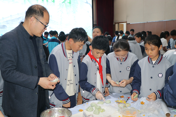 【山东平邑】实验小学第三校区开展“青团飘香忆清明”实践活动(图3)