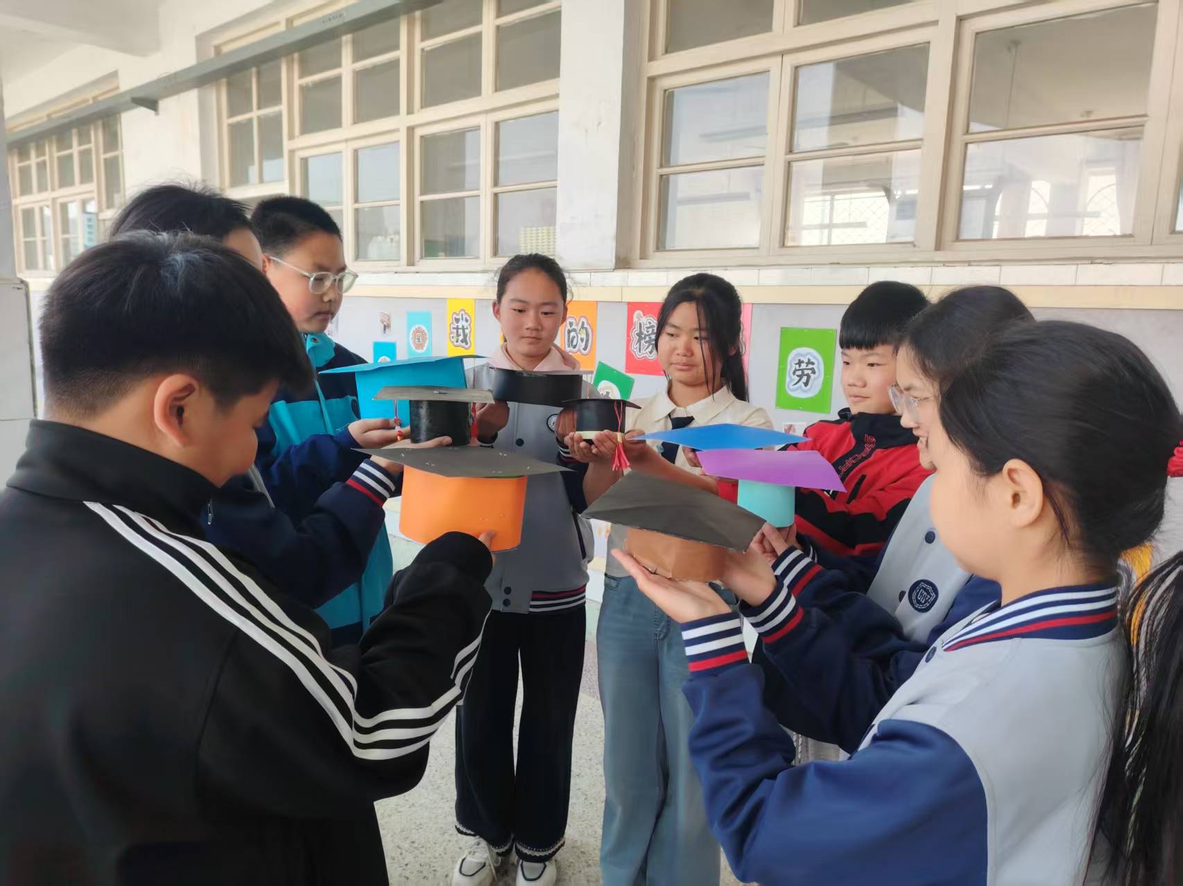 巧手制帽展创意 实践育人促成长——平邑兴蒙学校开展六年级项目式作业展示活动