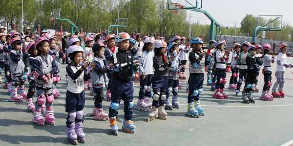 【山东平邑】实验小学第三校区成功举办校园轮滑竞速赛​(图1)