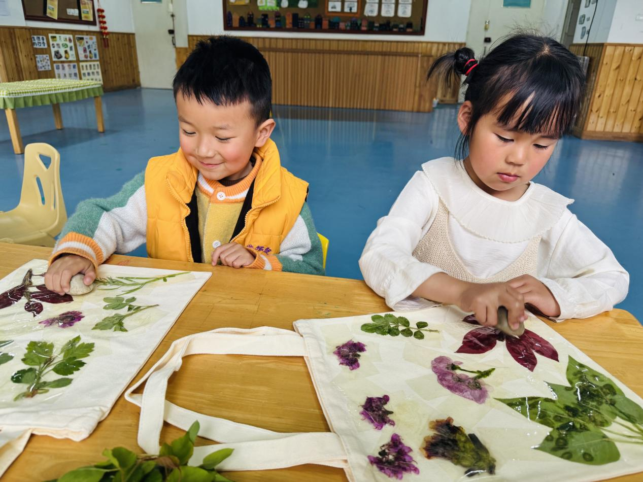 平邑县丰阳镇中心幼儿园开展植物拓印美育活动(图3)