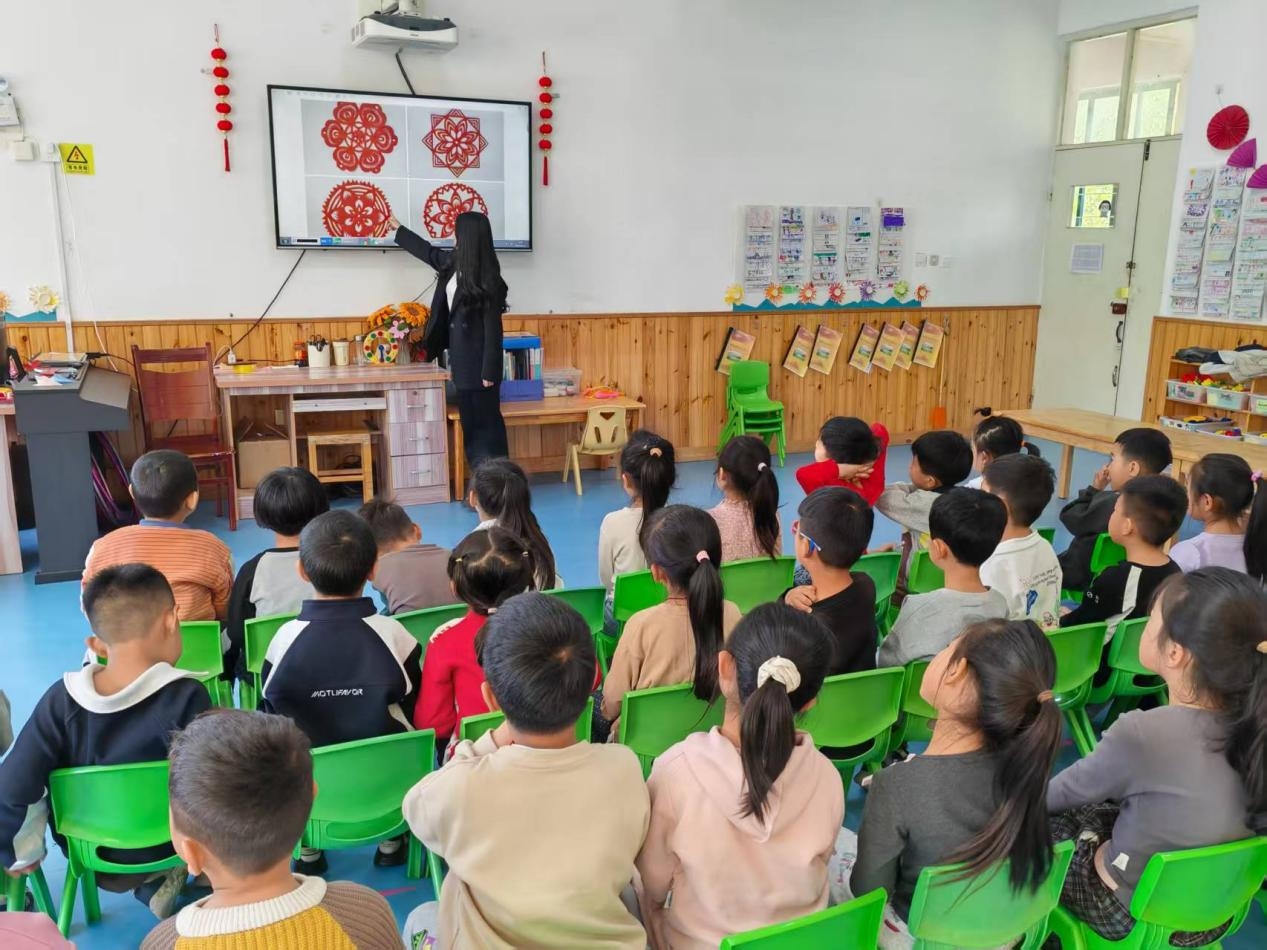 平邑县丰阳镇中心幼儿园开展剪窗花手工活动