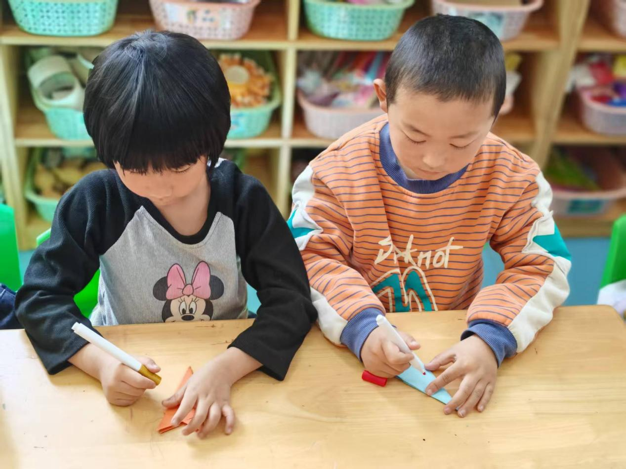 平邑县丰阳镇中心幼儿园开展剪窗花手工活动(图2)