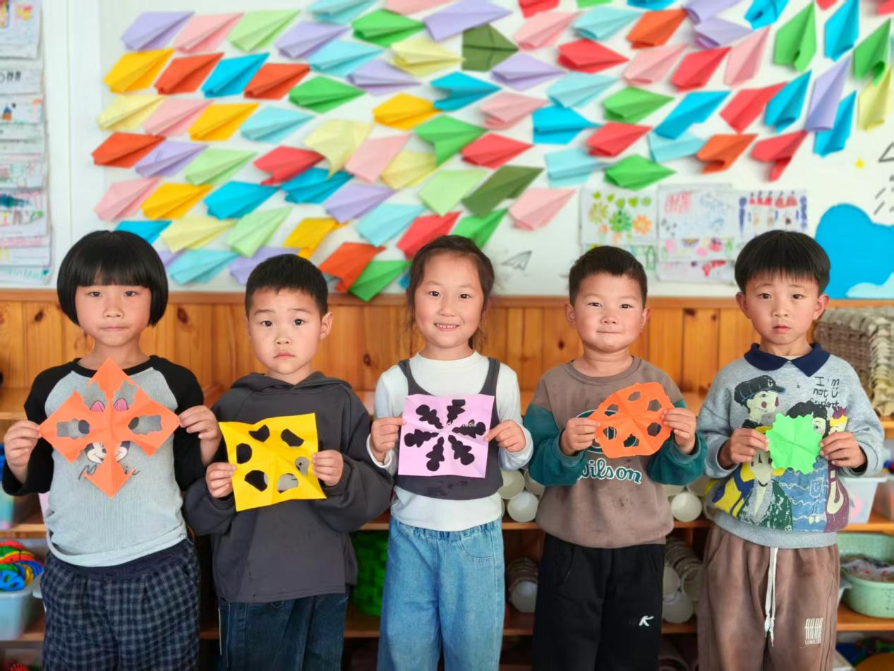 平邑县丰阳镇中心幼儿园开展剪窗花手工活动(图3)