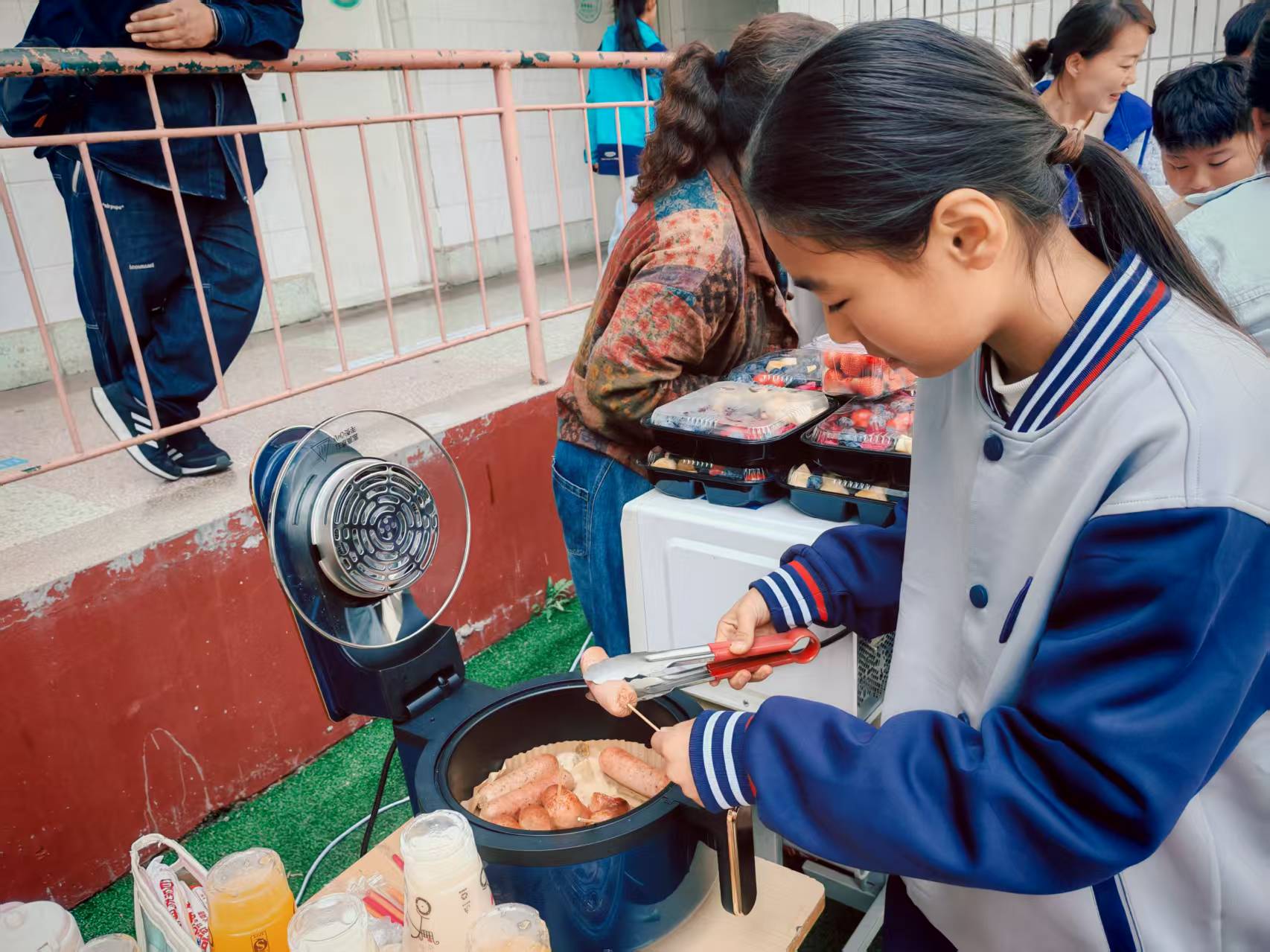 春日食光共分享 校园烟火暖童心——平邑兴蒙学校举办别开生面校园美食节活动(图2)