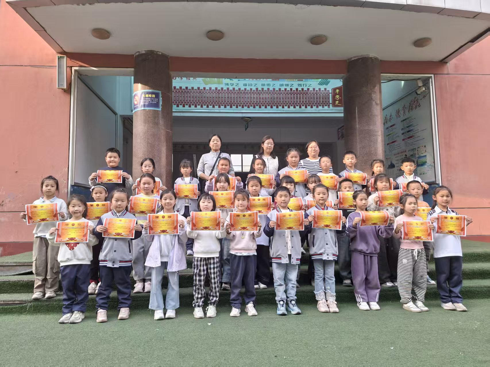 墨香润童心，书写展风采——平邑兴蒙学校一年级书法比赛圆满落幕(图2)