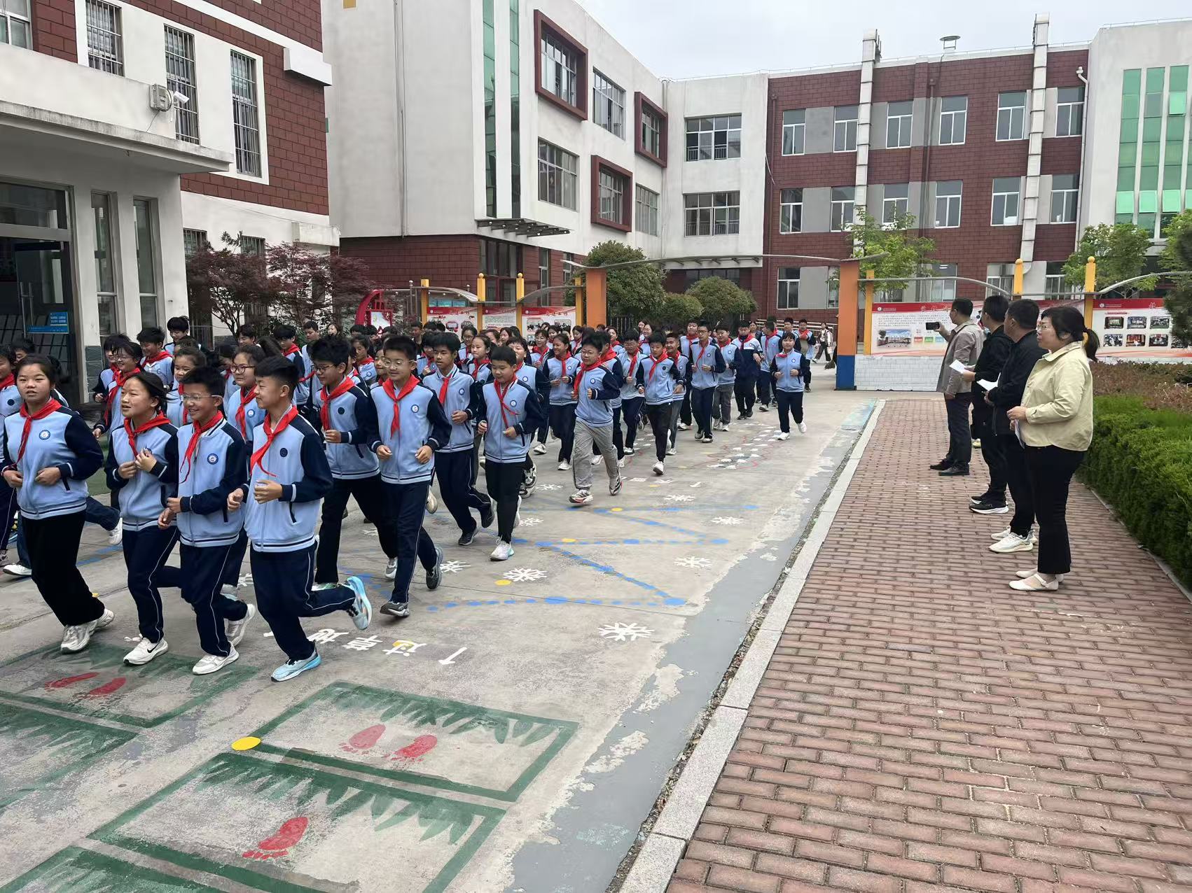 平邑县第二实验小学开展校园规范晨跑活动