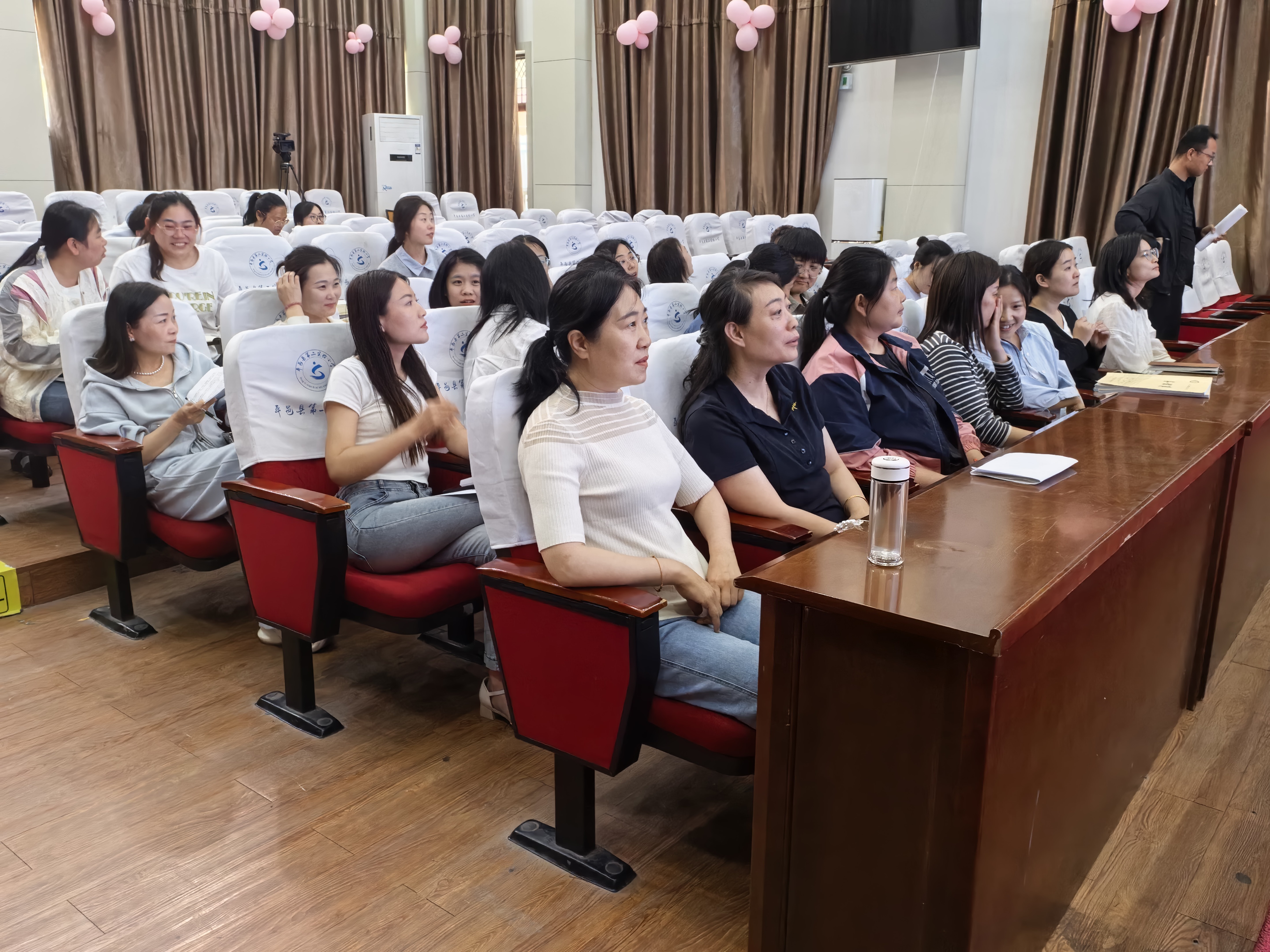 平邑县第二实验小学举行教师读书论坛活动(图2)