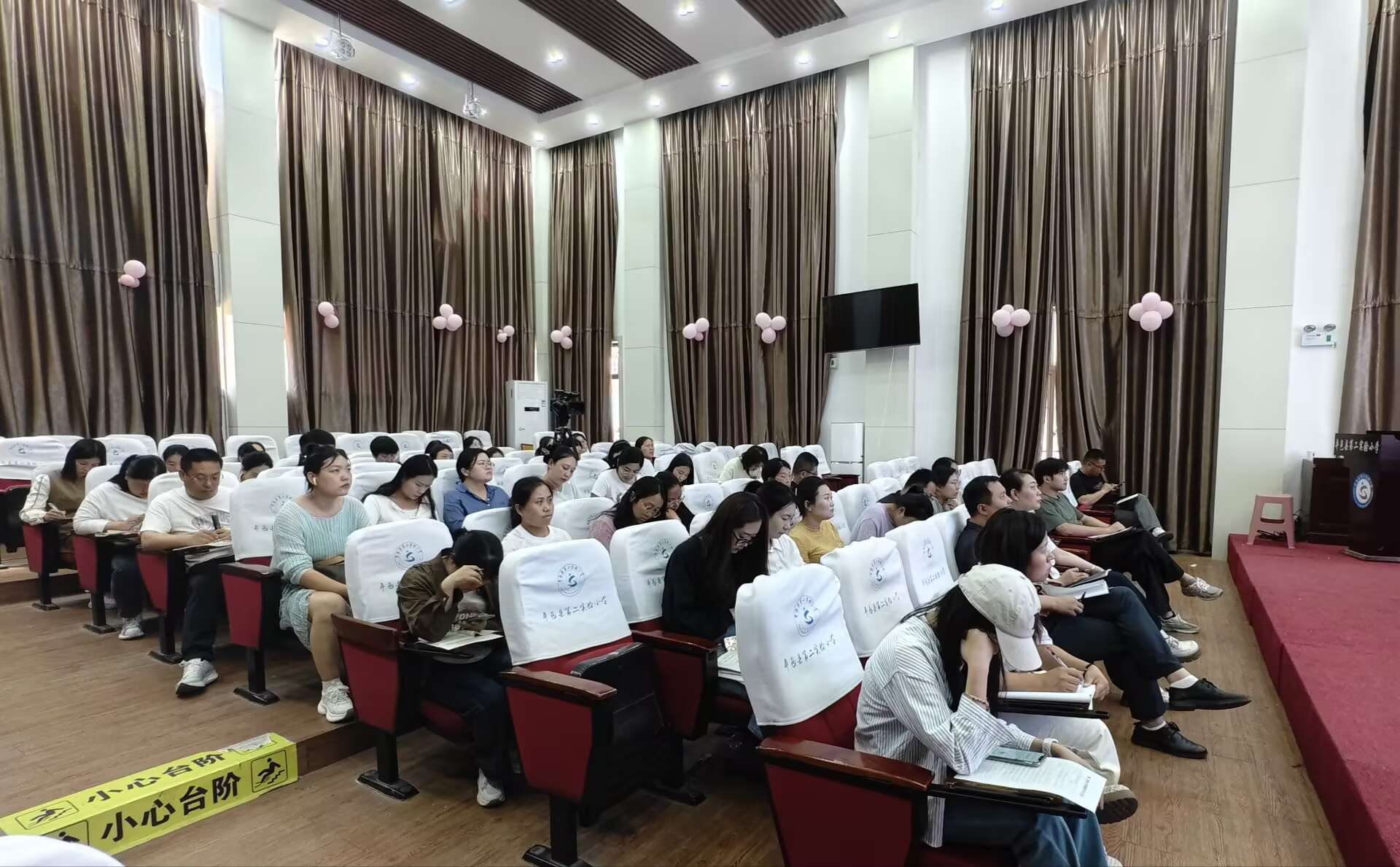 平邑县第二实验小学开展低年级班级管理论坛活动(图2)