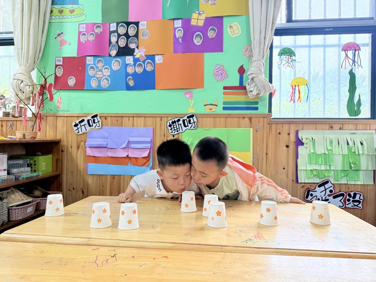 平邑县丰阳镇中心幼儿园开展纸杯趣味游戏活动(图3)