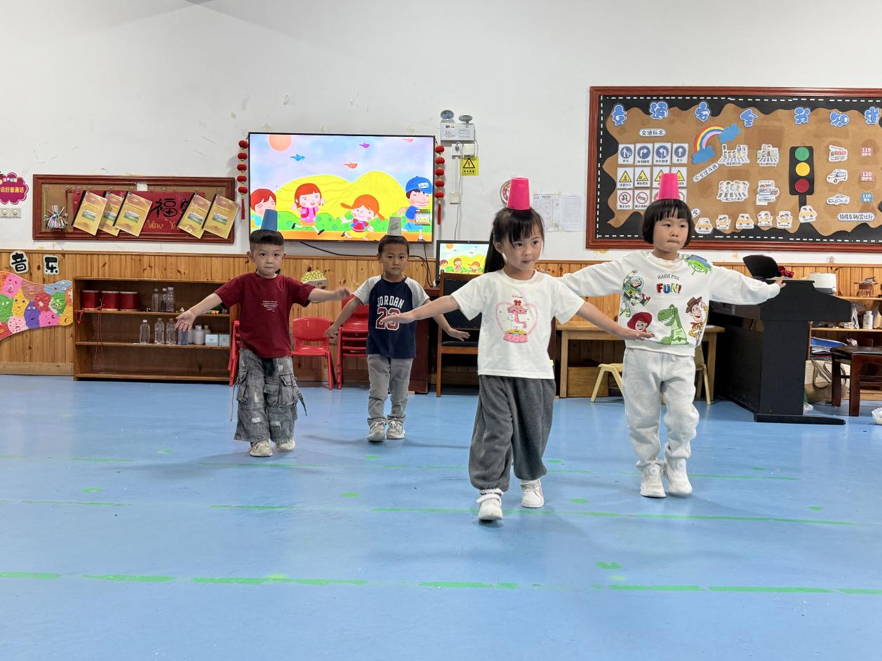 平邑县丰阳镇中心幼儿园开展纸杯趣味游戏活动(图1)