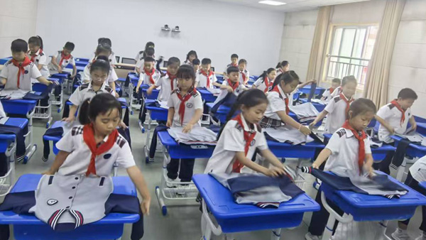 【山东平邑】实验小学第三校区开展衣物整理专项劳动教育(图1)