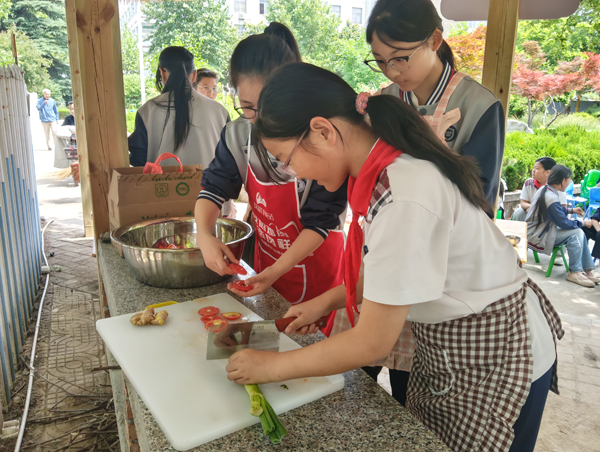 【山东平邑】学校“知味轩”启用 孩子“掌勺”感悟劳动之美(图2) 【山东平邑】学校“知味轩”启用 孩子“掌勺”感悟劳动之美(图2)