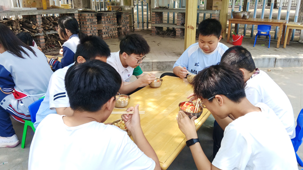【山东平邑】学校“知味轩”启用 孩子“掌勺”感悟劳动之美(图4) 【山东平邑】学校“知味轩”启用 孩子“掌勺”感悟劳动之美(图4)
