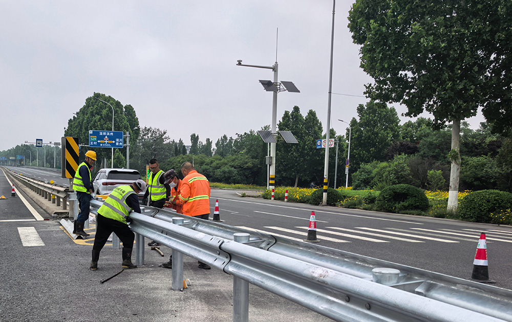 淄川公路事业服务中心实施中隔带开口封堵作业 提升公路通行安全水平