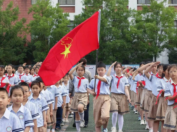 平邑县第四实验小学举行一年级分批入队仪式