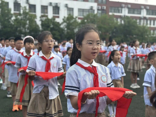 平邑县第四实验小学举行一年级分批入队仪式(图2)