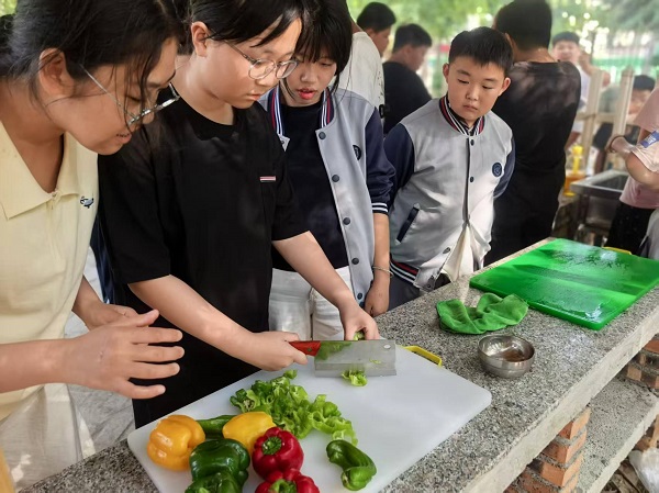 平邑兴蒙学校师生走进“知味轩”开展炊烟美食劳动实践活动(图3)