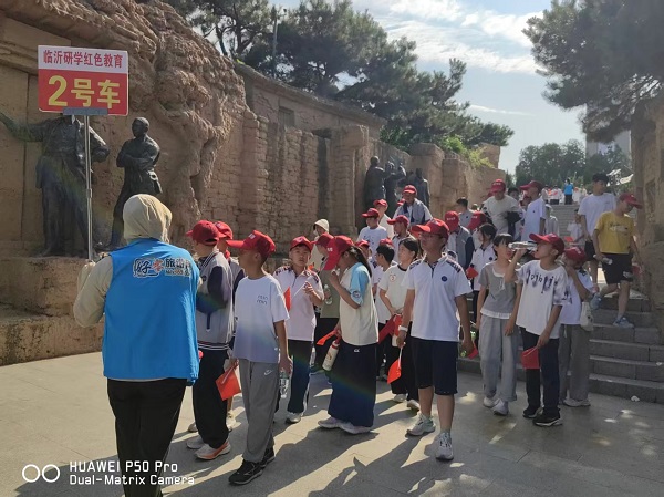 平邑兴蒙学校开展“探秘神奇自然，追寻革命精神”红色研学活动(图1)