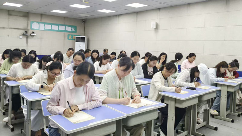 【山东平邑】实验小学举行师生硬笔书法赛(图1)