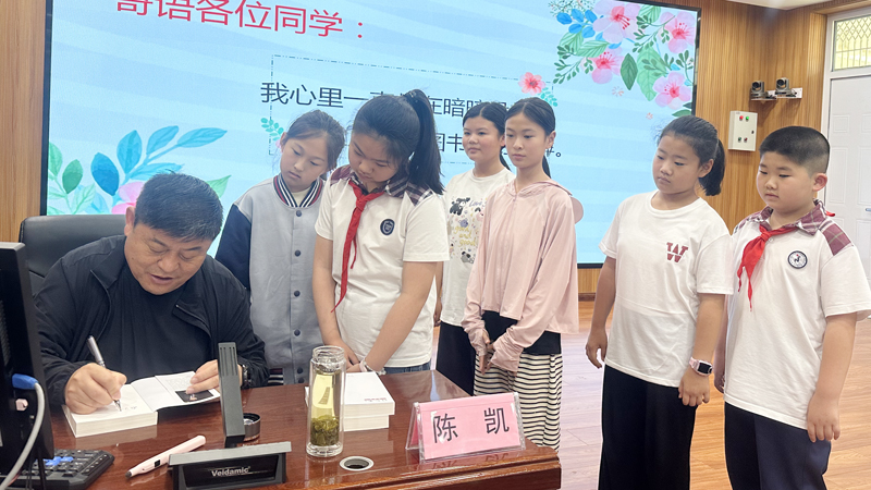 沂蒙文学大讲堂走进平邑县实验小学(图2)