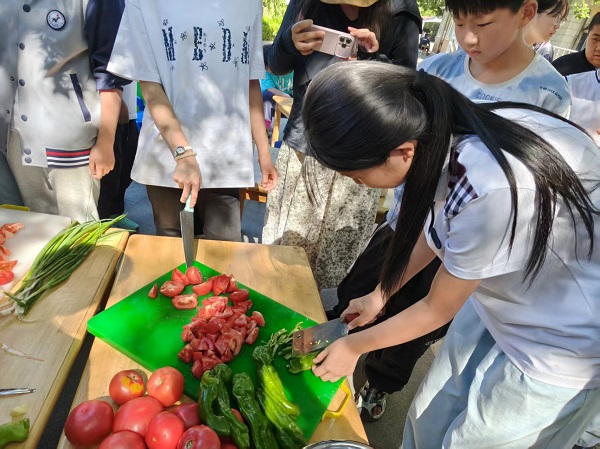 平邑兴蒙学校开展“灶火暖校园，粽香赴端阳”厨艺美食课劳动实践活动  (图3)