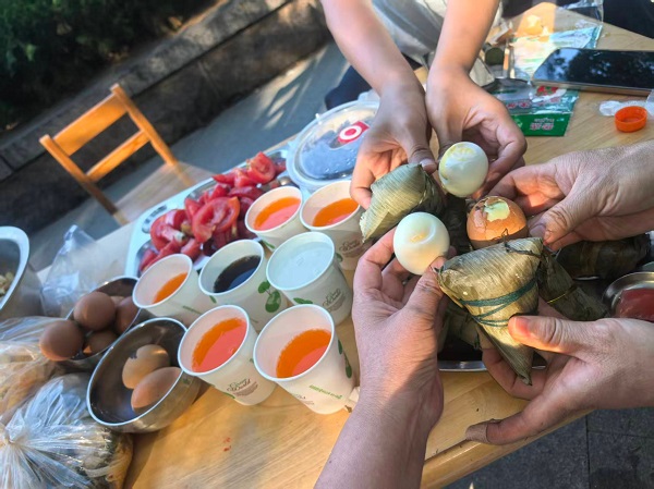 平邑兴蒙学校开展“灶火暖校园，粽香赴端阳”厨艺美食课劳动实践活动  (图7)