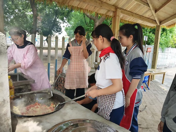 平邑兴蒙学校开展知味轩“厨艺美食小达人”表彰活动