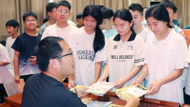 【校园之光】平邑县实验小学第三校区“爱心漂流”图书捐赠活动圆满举行(图1) 【校园之光】平邑县实验小学第三校区“爱心漂流”图书捐赠活动圆满举行(图1)