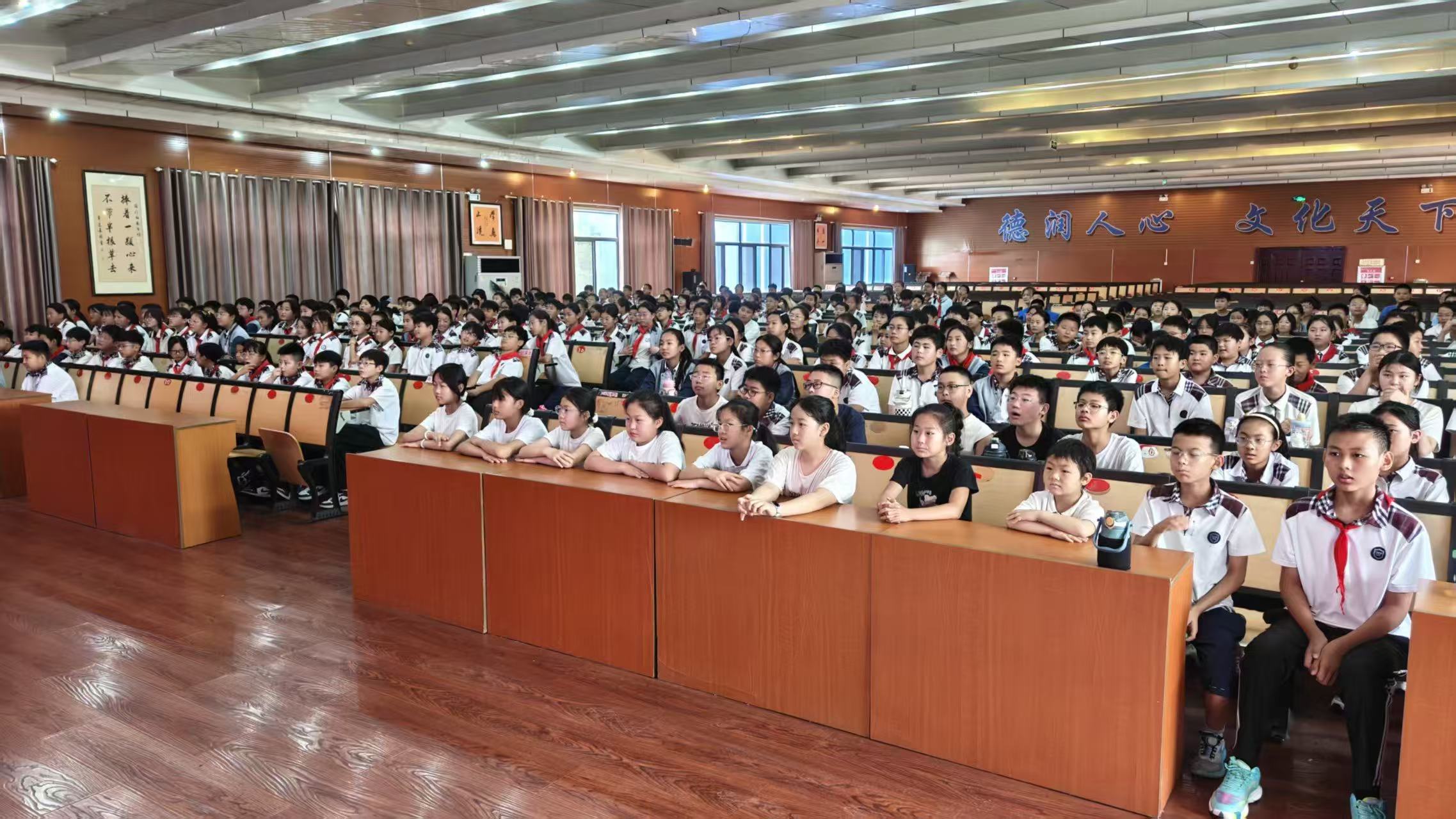 观红色影片 忆峥嵘岁月——平邑兴蒙学校开展庆七一红色观影活动(图2)
