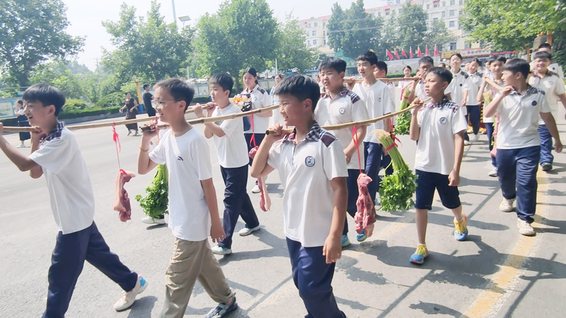 【感恩育人】平邑兴蒙学校六年级举办隆重谢师活动(图1)