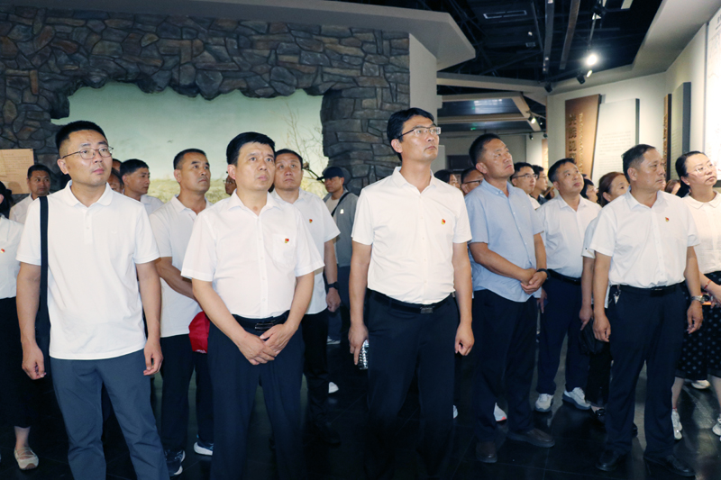 【走看听悟】平邑县实验小学全体党员开展红色党性教育研学活动(图2)