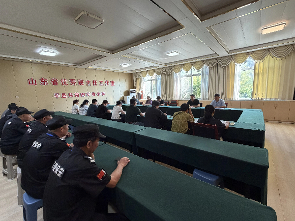 平邑县第四实验小学召开护学岗执勤人员会议