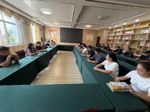 平邑县第四实验小学召开护学岗执勤人员会议(图2)