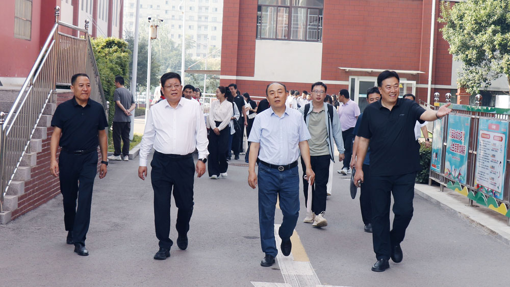 省教科院到平邑县第三实验小学开展专项调研(图1)