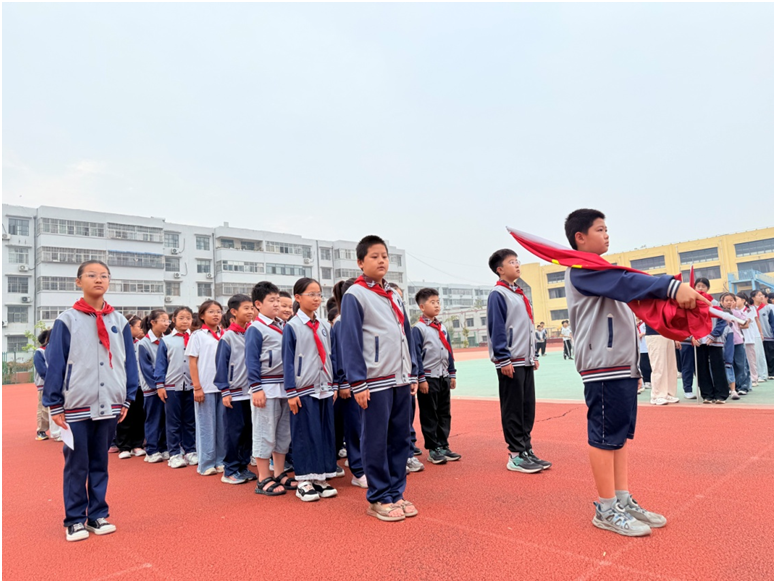平邑兴蒙学校举行“月圆中秋 心怀家国”主题升旗仪式