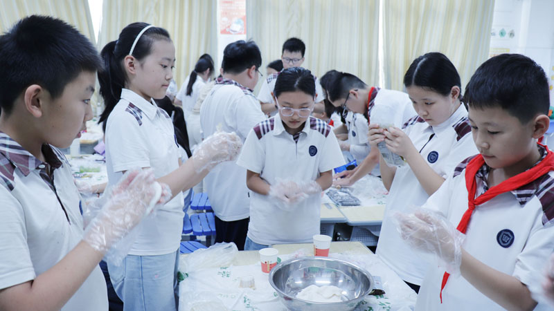 【县区前沿】揉面压模磨心性，平邑第三实验小学把劳动教育揉进月饼里(图2)