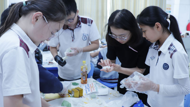 【县区前沿】揉面压模磨心性，平邑第三实验小学把劳动教育揉进月饼里(图3)