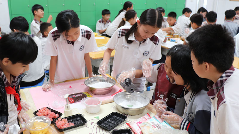 【县区前沿】揉面压模磨心性，平邑第三实验小学把劳动教育揉进月饼里(图4)