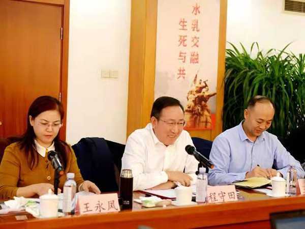 电影《大突围》剧本研讨会在济南召开(图2)
