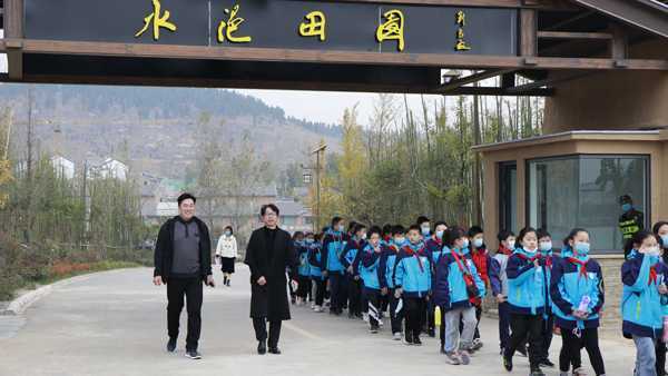 平邑县实验小学的孩子走进户外研学拓展地(图1)