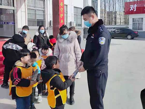 地方镇中心校开展“走进警营共祝警察节”活动(图1)