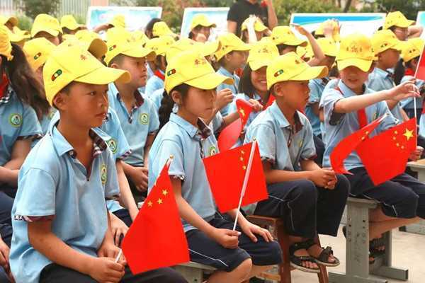 卫康集团党委公益活动走进孝爱古城小学(图2)